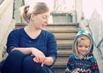 Mutter spricht mit Kind – Achtsame Kommunikation